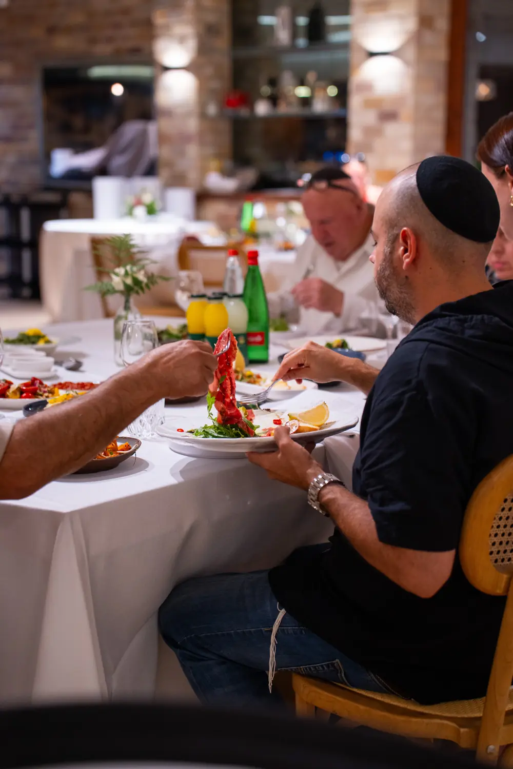 אורחים סביב שולחן ערוך